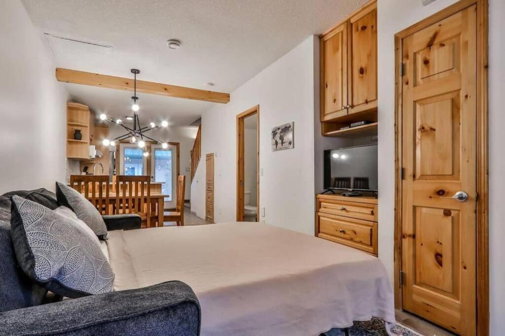 キャンモア Banff Gate Vacation Townhouseヴィラ エクステリア 写真